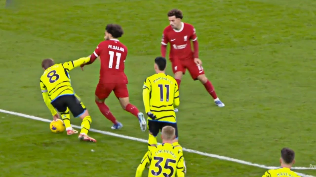 دیمەنی رووداوەکە کاتێك تۆپ بەر دەستی مارتن ئۆدیگارد دەکەوێت